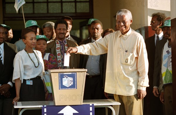 Durban 19940427 - Nelson Mandela cast hist vote on election day at the countryside close to Durban, South Africa in 1994. Mandela won the presidential election.
Foto: Ulf Berglund / SCANPIX / Kod: 33490