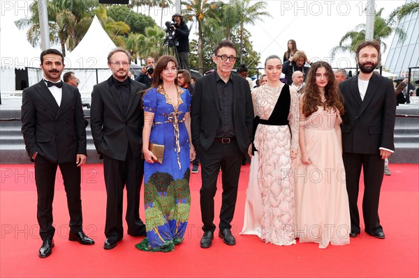 Cannes, Frankreich. 19th May, 2023. Musab Ekici, Deniz Celiloglu, Ebru Ceylan, Nuri Bilge Ceylan, Merve Dizdar, Ece Bagci und Erdem Senocak bei der Premiere des Kinofilms 'Kuru Otlar Üstüne/About Dry Grasses' auf dem Festival de Cannes 2023/76. Internationale Filmfestspiele von Cannes im Palais des Festivals. Cannes, 19.05.2023 Credit: Geisler-Fotopress GmbH/Alamy Live News