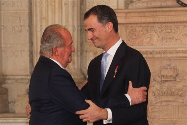 The King Juan Carlos I de Borbon (L) of Spain embraces his son Felipe de Borbon after signing the law on his abdication at the Royal Palace of Madrid in Madrid, June 18, 2014. The King signed on Wednesday the law on his abdication in order to give the crown to his son Felipe de Borbon, who will be King of Spain at Wednesday midnight. (Xinhua) SPAIN-MADRID-KING-ABDICATION BILL-SIGNMENT PUBLICATIONxNOTxINxCHN
The King Juan Carlos I de Borbon l of Spain embraces His Sun Felipe de Borbon After Signing The Law ON His abdication AT The Royal Palace of Madrid in Madrid June 18 2014 The King signed