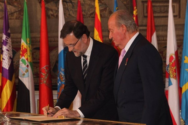 Spain s Prime Minister Mariano Rajoy (L), with the King Juan Carlos I de Borbon of Spain aside, signs the law on the king s abdication at the Royal Palace of Madrid in Madrid, June 18, 2014. The King signed on Wednesday the law on his abdication in order to give the crown to his son Felipe de Borbon, who will be King of Spain at Wednesday midnight. (Xinhua) SPAIN-MADRID-KING-ABDICATION BILL-SIGNMENT PUBLICATIONxNOTxINxCHN
Spain S Prime Ministers Mariano Rajoy l With The King Juan Carlos I de Borbon of Spain ASIDE Signs The Law ON The King S abdication AT The Royal Palace of Madrid in Madrid