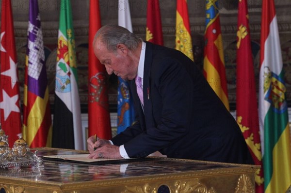 The King Juan Carlos I de Borbon of Spain signs the law on his abdication at the Royal Palace of Madrid in Madrid, June 18, 2014. The King signed on Wednesday the law on his abdication in order to give the crown to his son Felipe de Borbon, who will be King of Spain at Wednesday midnight. (Xinhua) SPAIN-MADRID-KING-ABDICATION BILL-SIGNMENT PUBLICATIONxNOTxINxCHN
The King Juan Carlos I de Borbon of Spain Signs The Law ON His abdication AT The Royal Palace of Madrid in Madrid June 18 2014 The King signed ON Wednesday The Law ON His abdication in Order to Give The Crown to His Sun Felipe de Bor
