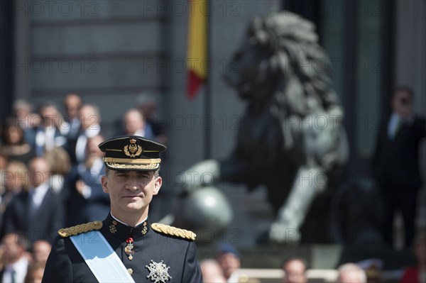 (140619) -- MADRID, June 19, 2014 (Xinhua) -- Spain s King Felipe VI parades from the Congress of Deputies to the Royal Palace in Madrid, Spain, June 19, 2014. Felipe VI was crowned on Thursday at the lower house of parliament. (Xinhua/Xie Haining) SPAIN-NEW KING-FELIPE VI PUBLICATIONxNOTxINxCHN
Madrid June 19 2014 XINHUA Spain S King Felipe VI Parades from The Congress of Deputies to The Royal Palace in Madrid Spain June 19 2014 Felipe VI what Crowned ON Thursday AT The Lower House of Parliament XINHUA Xie Haining Spain New King Felipe VI PUBLICATIONxNOTxINxCHN
