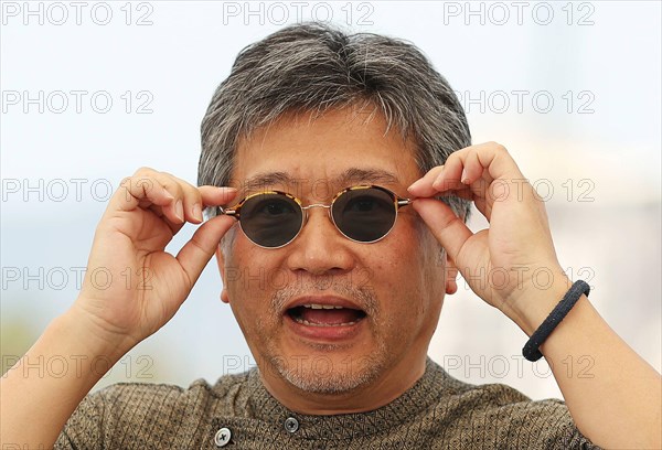 220527 -- CANNES, May 27, 2022 -- Japanese film director Hirokazu Kore-Eda poses during a photocall for the film Broker Les Bonnes Etoiles presented in the Official Competition at the 75th edition of the Cannes Film Festival in Cannes, southern France, on May 27, 2022.  FRANCE-CANNES-PHOTOCALL-BROKER GaoxJing PUBLICATIONxNOTxINxCHN
