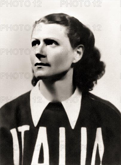 1936 , ITALY  : The  italian runner hurdler and sprinter ONDINA VALLA ( Trebisonda , 1916 - 2006 ) ,  participated in the 1936 Summer Olympics in Berlin, Germany, where he achieved international fame by winning one gold medals for 80 meter hurdles and first Italian woman to win a gold medal at the Olympic Games . Unknown photographer . - OLIMPIADE - OLIMPIADI di BERLINO - OLYMPIA  - FOTO STORICHE - HISTORY - portrait - ritratto - SPORT - ATLETA DONNA - athlet - ATLETICA - SALTO AD OSTACOLI - CORSA  ---  Archivio GBB