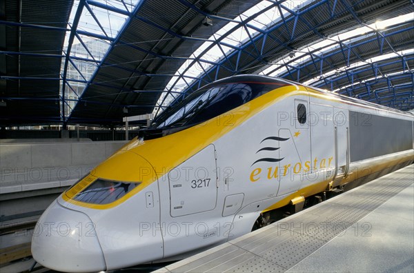 CHANNEL TUNNEL EUROSTAR EXPRESS TRAIN WAITING AT PLATFORM OF THE LONDON WATERLOO TERMINUS 1994