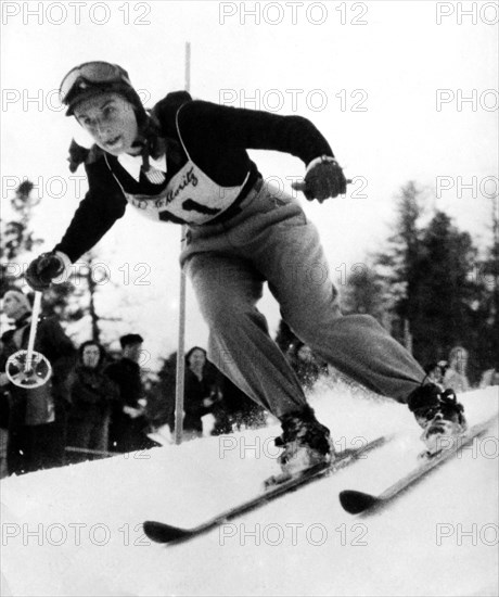 Jan. 30, 1948 - St. Moritz, Switzerland - The American specialist downhill skier GRETCHEN FRASER (February 11, 1919 - February 17, 1994) is also well known in slalom where she got  the gold medal during the winter olympics in St. Moritz Switzerland. (Credit Image: © KEYSTONE Pictures USA/ZUMAPRESS.com)