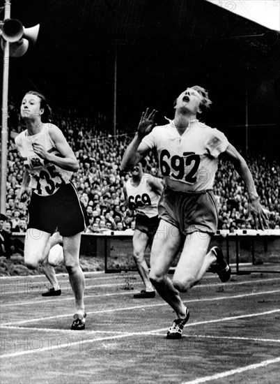 Aug. 4, 1948 - London, England, U.K. - The 1948 Summer Olympics were held in London, they were the first Summer Olympics since the 1936 Berlin Games due to World War II.  PICTURED: The dramatic finish of the 80 meter hurdles, won by F.E. BLANKERS-KOEN (R) of Holland.  (Credit Image: © KEYSTONE Pictures USA/ZUMAPRESS.com)
