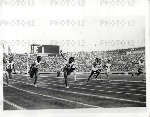 Oct. 19, 1964 - OLYMPIC GAMES IN TOKYO. WOMEN'S 100 METRES FINAL. PHOTO SHOWS:- Wyomia Tyus, of USA 217-third from left , winni