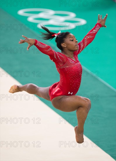 Rio. 4th Aug, 2016. U.S. gymnast Gabby Douglas practices her floor routine on Thursday, August 4, 2016, during a training session at the Rio Olympic Arena in Rio de Janeiro, Brazil. © Mark Reis/Colorado Springs Gazette/TNS/Alamy Live News