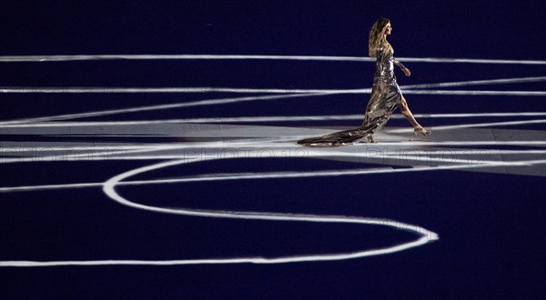 Rio de Janeiro, RJ, Brazil. 5th Aug, 2016. XXXI OLYMPIC GAME OPENING CEREMONY: Gisele Caroline Bündchen preforms during the opening ceremony at Maracana Stadium during the 2016 Rio Summer Olympics games. Credit: Paul Kitagaki Jr./ZUMA Wire/Alamy Live News