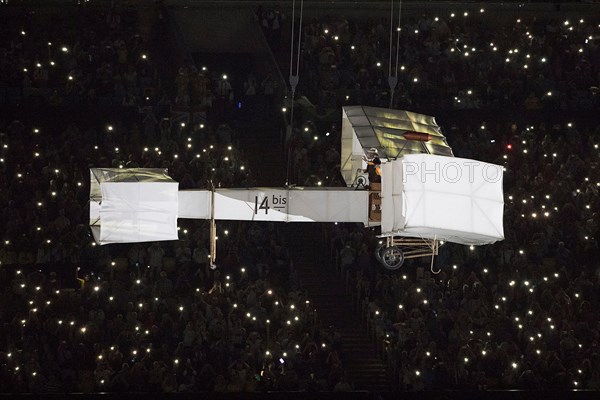 Rio de Janeiro, RJ, Brazil. 5th Aug, 2016. XXXI OLYMPIC GAME OPENING CEREMONY: Performers participate in the opening ceremony at Maracana Stadium during the 2016 Rio Summer Olympics games. Credit: Paul Kitagaki Jr./ZUMA Wire/Alamy Live News