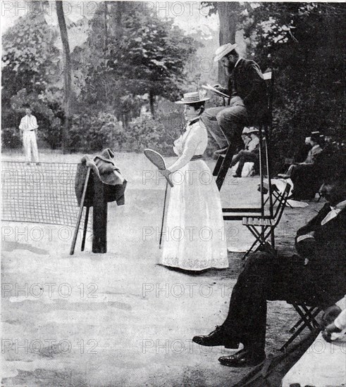 . English: A. Gillou (maybe Kate Gillou?), French contestant, at the 1900 Olympic games Tennis tournament, at the Tennis court Cercles des Sports de l'Ile de Puteaux, Paris. Cover page of magazine La vie au grand air, No 97 from July 22nd, 1900. Deutsch: A. Gillou (vielleicht auch Kate Gillou?), Französische Teilnehmerin beim Tennis bei den Olympischen Spielen 1900, auf der Tennisanlage Cercles des Sports de l'Ile de Puteaux, Paris. Titelseite der Zeitschrift La vie au grand air, No 97 vom 22. Juli 1900. 1900. Unknown 302 Tennis women 1900