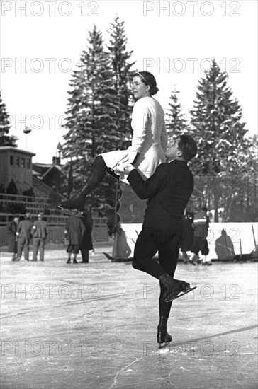Winter Olympics 1936 - Germany, Third Reich - Olympic Winter Games, Winter Olympics 1936 in Garmisch-Partenkirchen.  Pair figure skating. Hungarian Emilia Rotter and Laszlo Szollar (?) during the training at the Olympic Ice sport stadium.  Image date February 1936. Photo Erich Andres
