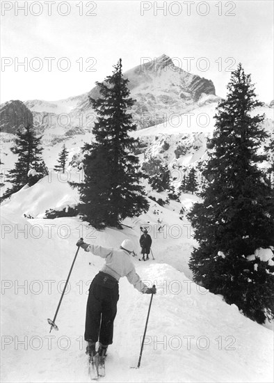 Winter Olympics 1936 - Germany, Third Reich - Olympic Winter Games, Winter Olympics 1936 in Garmisch. Skiing on the Zugspitze mountain. Impression surrounding the Olympic event. Image date February 1936. Photo Erich Andres