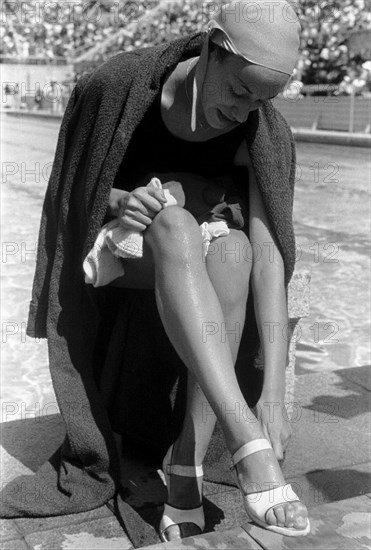 Summer Olympics 1936 - Germany, Third Reich - Olympic Games, Summer Olympics 1936 in Berlin. Women swimming at the swimming stadium. Swimmer after the competition. Image date August 1936. Photo Erich Andres