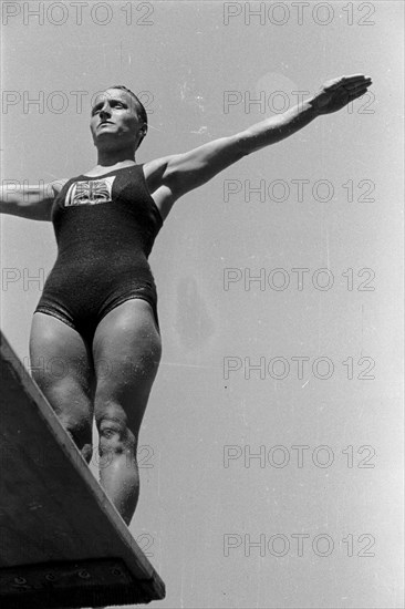 Olympiade 1936 in Berlin - Deutschland, Deutsches Reich, Olympische Sommerspiele, Sommerolympiade 1936 in Berlin,Turmspringerin vor dem Sprung Germany, Third Reich, Olympic Games, Summer Olympics 1936 in Berlin, women platform diving competition, swimmer before jumping