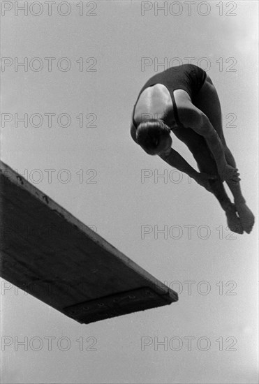 Sunmer Olympics 1936 - Germany, Third Reich - Olympic Games, Summer Olympics 1936 in Berlin. Women swimming competition at the swimming stadium  - platform diver - view of the jump. Image date August 1936. Photo Erich Andres