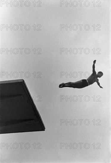 Summer Olympics 1936 - Germany, Third Reich - Olympic Games, Summer Olympics 1936 in Berlin. Men swimming competition at the swimming stadium  - platform diver - view of the jump. Image date August 1936. Photo Erich Andres