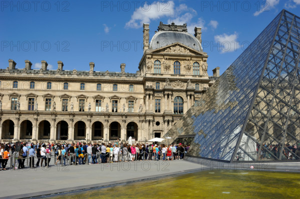 Paris, the Louvre museum, pyramid, the queue at the entrance