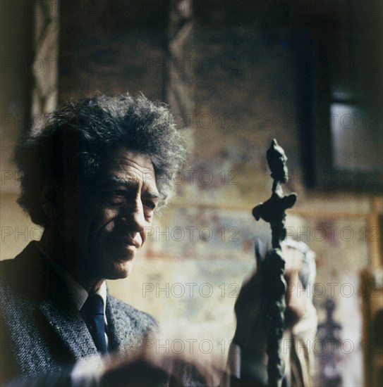 Alberto Giacometti, Schweizer Bildhauer, Maler und Grafiker, in seinem Atelier in Paris, Frankreich 1962. Swiss sculptor, painter and graphic artist Alberto Giacometti at his studio in Paris, France 1962.
