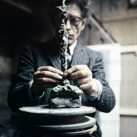 Alberto Giacometti, Schweizer Bildhauer, Maler und Grafiker, in seinem Atelier in Paris, Frankreich 1962. Swiss sculptor, painter and graphic artist Alberto Giacometti at his studio in Paris, France 1962.