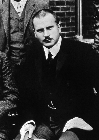 1909 , GREAT BRITAIN : The german Doctor Professor CARL Gustav JUNG ( 1875 - 1961 ) at Clark University . Unknown photographer . - HISTORY - foto storiche - foto storica - scienziato - scientist - portrait - ritratto - PSICANALISTA - SESSUOLOGIA - SESSUOLOGO - barba - beard - DOTTORE - MEDICO - MEDICINA - medicine - SCIENZA - SCIENCE - SEXOLOGY - SEX - SESSO - PSICOANALISI - PSICANALISI - PSYCOANALYSIS - PSICOLOGO - PSICOLOGIST --- Archivio GBB