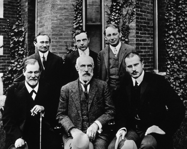 1909 , GREAT BRITAIN : The german Doctor Professor CARL Gustav JUNG ( 1875 - 1961 ) at Clark University , first from right side . The others from the left : SIGMUND FREUD ( 1856 - 1939 ), STANLEY HALL , standing ABRAHAM ARDEN BRILL , ERNEST JONES and SANDOR FERENCZI . Unknown photographer . - HISTORY - foto storiche - foto storica - scienziato - scientist - portrait - ritratto - PSICANALISTA - SESSUOLOGIA - SESSUOLOGO - barba - beard - DOTTORE - MEDICO - MEDICINA - medicine - SCIENZA - SCIENCE - SEXOLOGY - SEX - SESSO - PSICOANALISI - PSICANALISI - PSYCOANALYSIS - PSICOLOGO - PSICOLOGI