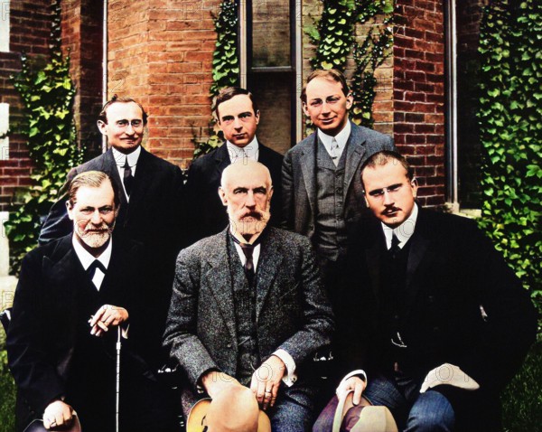 1909 , GREAT BRITAIN : The german Doctor Professor CARL Gustav JUNG ( 1875 - 1961 ) at Clark University , first from right side . The others from the left : SIGMUND FREUD ( 1856 - 1939 ), STANLEY HALL , standing ABRAHAM ARDEN BRILL , ERNEST JONES and SANDOR FERENCZI . Unknown photographer . DIGITALLY COLORIZED .- HISTORY - foto storiche - foto storica - scienziato - scientist - portrait - ritratto - PSICANALISTA - SESSUOLOGIA - SESSUOLOGO - barba - beard - DOTTORE - MEDICO - MEDICINA - medicine - SCIENZA - SCIENCE - SEXOLOGY - SEX - SESSO - PSICOANALISI - PSICANALISI - PSYCOANALYSIS -