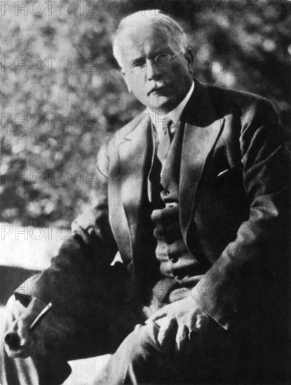 Carl Gustav JUNG ( Kesswyl , Switzerland 1875 - Kusnacht 1961 ) , Swiss psychoanalyst - PSICANALISI - PSICOANALISI - PSYCHOANALYSE - PSICANALISTA - PSICOANALISTA - SIGMUND FREUD - portrait - ritratto - occhiali - glasses - cravatta - tie - capelli bianchi - white hair ---- Archivio GBB