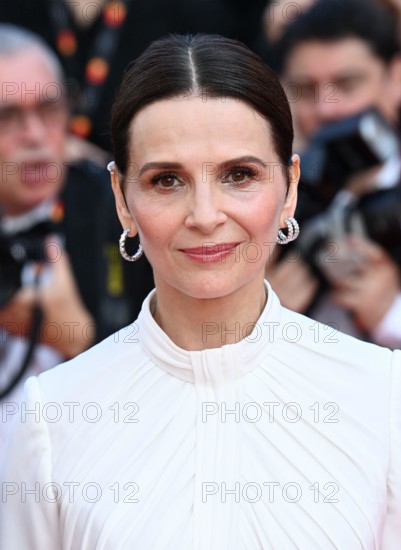 Cannes, France. 24th May, 2023. Cannes, France. May 24th, 2023. Juliette Binoche arriving at the gala screening of The Pot Au Feu, part of the 76th Cannes Film Festival, Palais des Festival. Credit: Doug Peters/Alamy Live News