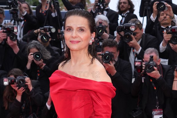 Juliette Binoche bei der Eroeffnung / Opening vom 77. Cannes Filmfestival mit der Kinopremiere vom Film „The Second Act“ am 14.05.2024 in Cannes