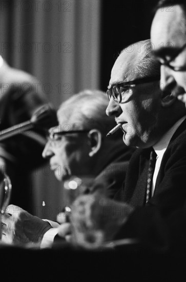 The congress of the SAI in Amsterdam. Behind board Guy Mollet with left Ollenhauer Date: 10 September 1963 Location: Amsterdam, Noord-Holland Keywords: Board tables, congresses Personal name: Mollet, Guy, Ollenhauer, Erich
