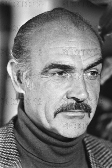 Arrival Sean Connery at Schiphol  Sean Connery Date: 23 November 1983 Location: Noord-Holland, Schiphol Keywords: arrival and departure, actors, film, portraits Personal name: Connery, Sean
