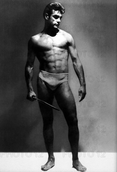 1953 ca, GREAT BRITAIN : The scotish movie actor SEAN CONNERY ( born in Edinburg 1930 ) when was young in a bodybuilder beauty contest . - CINEMA - AT