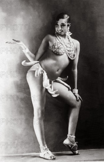 1925 ca : The celebrated singer and dancer of parisian Jazz Age the american JOSEPHINE BAKER ( Saint Louis USA 1906 - Paris , France 1975 ), photo by