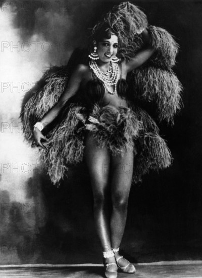 1925 ca : The celebrated singer and dancer of parisian Jazz Age the american JOSEPHINE BAKER ( Saint Louis USA 1906 - Paris , France 1975 ), photo by