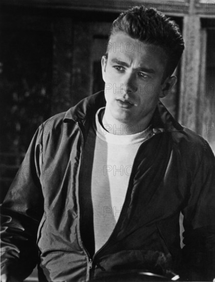 1955 : The movie actor JAMES DEAN ( 1931 - 1955 ) pubblicity still for REBEL WITHOUT A CAUSE ( 1955 - Gioventù bruciata ) by Nicholas Ray - FILM - CINEMA - attore cinematografico - portrait - ritratto - sex symbol - ANNI '50 - 50's - REBEL - RIBELLE - t-shirt - tshirt - ACTOR' S STUDIO - FILM - SEX SYMBOL - FILM ---- Archivio GBB