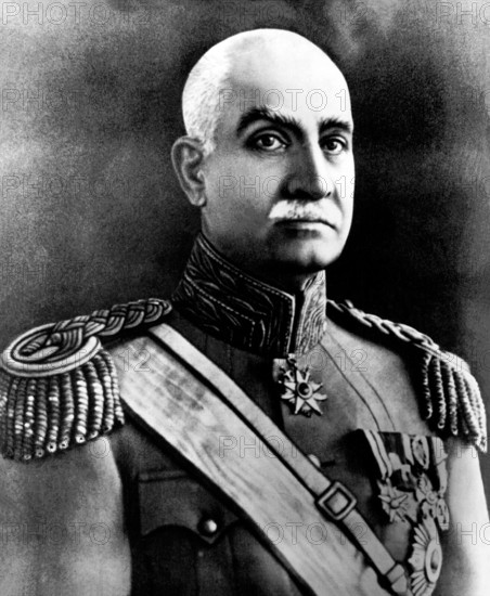 1940 c, PERSIA : The persian Emperor REZA Shah PAHLAVI ( 1878 - 1944 ). Was the Shah of Iran from 15 December 1925 until he was forced to abdicate by the Anglo-Soviet invasion of Iran on 16 September 1941. Father of Mohammad Reza Pahlavi Shah ( 1919 - 1980 ). - IRAN - IMPERATORE della PERSIA  - NOBILITY - NOBILI - Nobiltà -  FOTO STORICHE - HISTORY - military uniform - uniforme divisa militare  ---  Archivio GBB