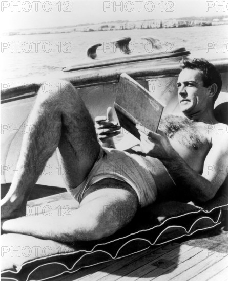 1960 c, GREAT BRITAIN : The scotish movie actor SEAN CONNERY ( born 25 august 1930 , Edinburg , Scotland  ) in pubblicitary shot for  007 -  JAMES BOND - CINEMA - ATTORE CINEMATOGRAFICO - beefcake - torso nudo - hunk - barechested - agente segreto - secret agent - sex symbol - hunk - hairy - pelo - peloso - villoso - macho - legs - gambe - costume da bagno - swimsuit  - uomo nudo - naked man - at sea - al mare - sunbathing - bagno di sole ---  Archivio GBB