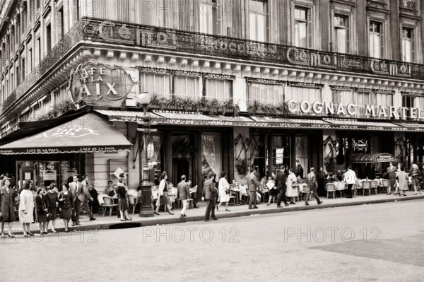1960s CAFE DE LA PAIX ON PLACE DE L'OPERA AND RUE DE LA PAIX PEDESTRIANS AND DINERS AT OUTDOOR CAFE TABLES PARIS FRANCE - r18865 MAY001 HARS REAL ESTATE DE STRUCTURES CITIES GOURMET EDIFICE OPULENT 9TH ARRONDISSEMENT CAFE DE LA PAIX DINERS PAIX PLACE DE L'OPERA REFRESHMENT STREET SCENE BLACK AND WHITE LA OLD FASHIONED PARISIAN