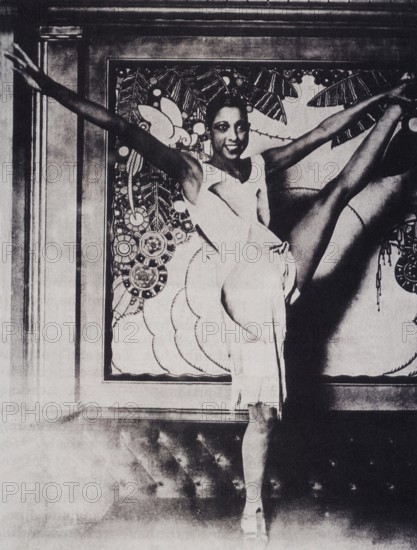 1925 ca. , Paris , France : The celebrated american black singer and dancer JOSEPHINE BAKER ( 1906 - 1975 ) - musical - ballerina - cantante - di colore - teatro - theatre - exotic - Parigi - Folies Bergeres - Moulin Rouge - ritratto - portrait - DANCE - DANZA - JAZZ - legs - leggy pose - gambe - gamba - ascella - ascelle - armpits ---- Archivio GBB