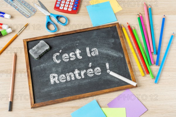 School slate with inscription "It's back to school" in French