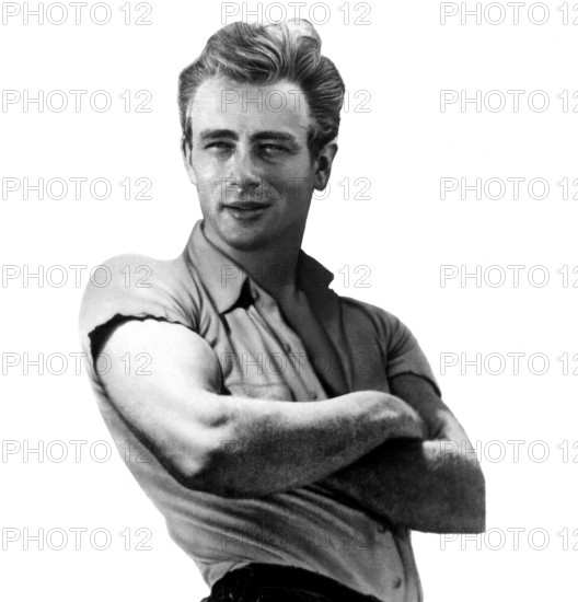 1955 , USA : The movie actor JAMES DEAN ( 1931 - 1955 ) , in GIANT ( il gigante ) by George Stevens , pubblicity still Warner Bros .  - FILM - CINEMA - attore cinematografico - portrait - ritratto - sex symbol - ANNI '50 - 50's - REBEL - RIBELLE  - camicia - shirt  - ACTOR' S STUDIO - FILM - SEX SYMBOL -  FILM - smile - sorriso - - -- NOT FOR ADVERTISING - NOT PUBBLICITARY USE ----- NON PER USO PUBBLICITARIO -- ONLY EDITORIAL USE -- Archivio GBB