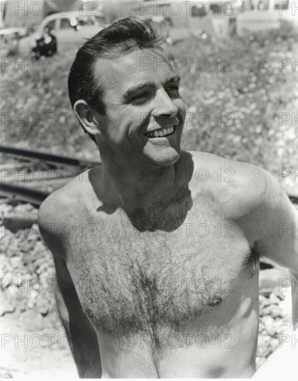1959 c, GREAT BRITAIN : The scotish movie actor SEAN CONNERY ( born 25 august 1930 , Edinburg , Scotland  ) in pubblicitary shot  - 007 -  JAMES BOND - CINEMA - ATTORE CINEMATOGRAFICO - beefcake - torso nudo - HUNK - barechested - agente segreto - secret agent - sex symbol - hunk - hairy - macho - smile - sorriso  ----  Archivio GBB