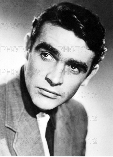 1952 c., GREAT BRITAIN : The scotish movie actor SEAN CONNERY ( born 25 august 1930 , Edinburg , Scotland ) in one of his first pubblicitary shot - 007 - JAMES BOND - CINEMA - ATTORE CINEMATOGRAFICO - sex symbol - hunk - macho ---- Archivio GBB