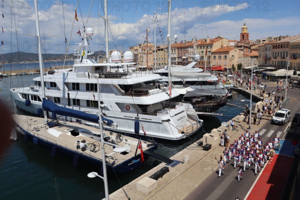 Saint-Tropez, France Mai 16th 2023 Saint-Tropez France - At the dawn of these 465th Bravades on May 16, 17 and 18, several moments will mark these last days. The stroll of the Yoyes on Sunday will mark a final stage. France. Credit Ilona Barna BIPHOTONEWS, Alamy Live News Credit: Ilona Barna BIPHOTONEWS/Alamy Live News