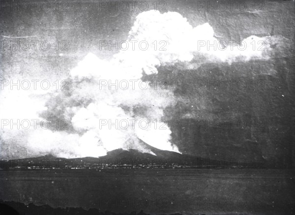 Eruption de la Montagne Pelée (1902), vue de la mer.