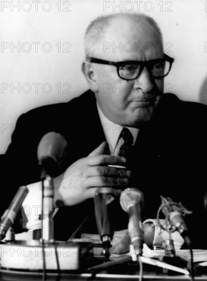 Dec. 21, 1962 - Conference De Presse De M. Guy Mollet. M. Guy Mollet, Secretaire General De La S.F.I.O, A Donne De Lundi Apres Midi Une Conference De Presse, Au Siege De La S.F.I.O, Cite Malesherbes. NPM: Une Attitude De M. Guy Mollet Au Cours De Sa Conference De Presse. (Credit Image: © Keystone Pictures USA/ZUMAPRESS.com)