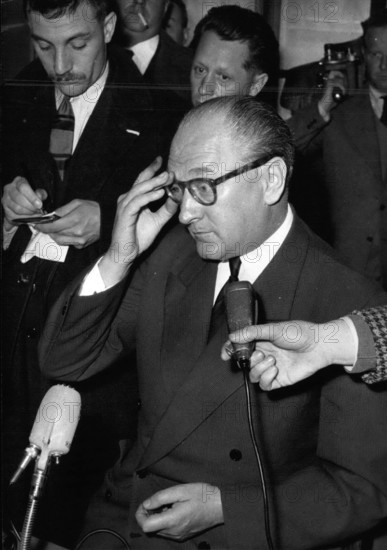 Dec. 21, 1973 - Conference De Presse De Guy Mullet - Mr. Guy Mollet a Donne, Au Debut De L'Apres-Midi, Une Confrence De Presse Au Ministere Du Travail. NPM: Une Attitude De Mr. Guy Mollet, Au Cours De sa COnference De Presse. (Credit Image: © Keystone Pictures USA/ZUMAPRESS.com)