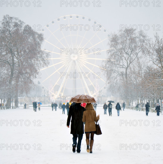 couple in Paris during a snow day